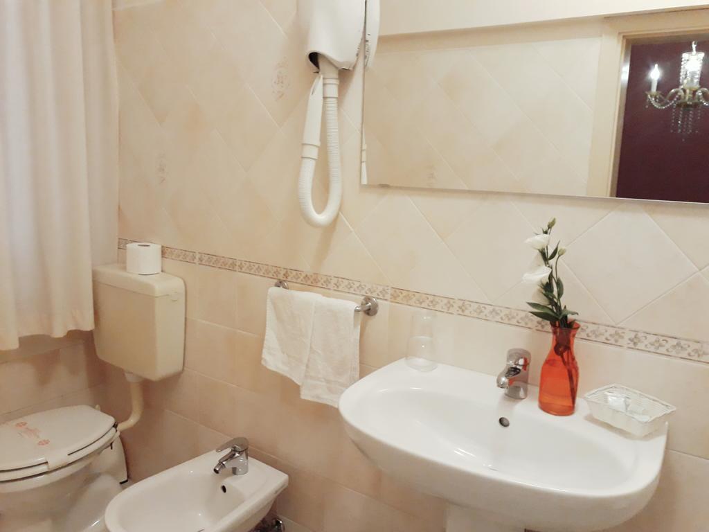 Hotel Helvetia Милано Мартима Екстериор снимка